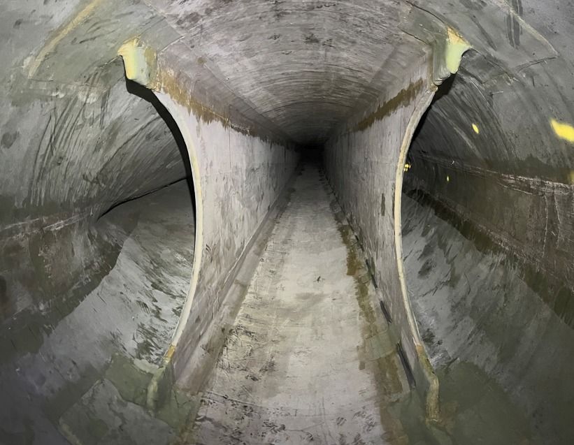 Blick in das Innere eines Rotorblatts bei der Inspektion